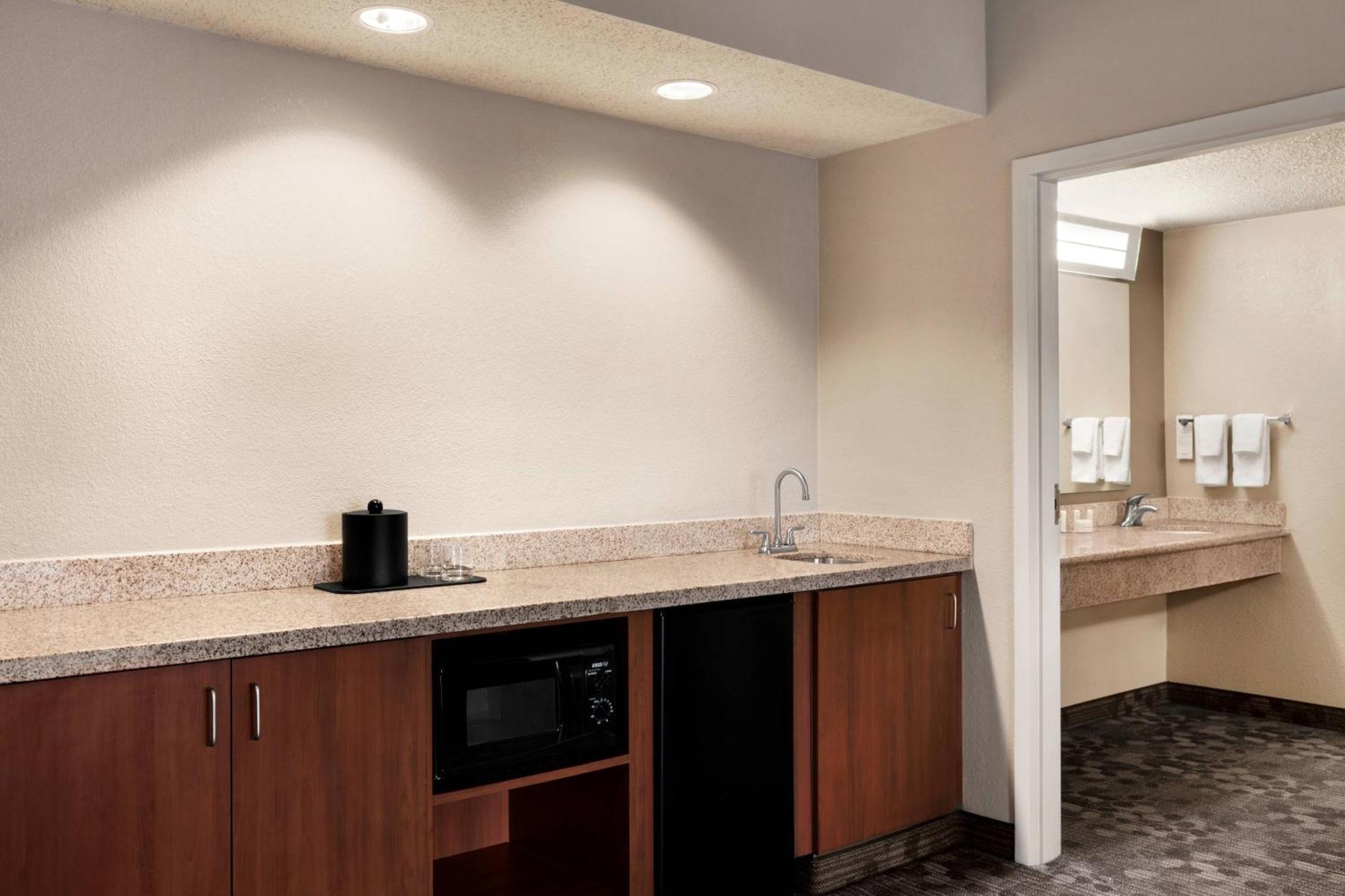 Courtyard By Marriott Tulsa Central Exterior foto