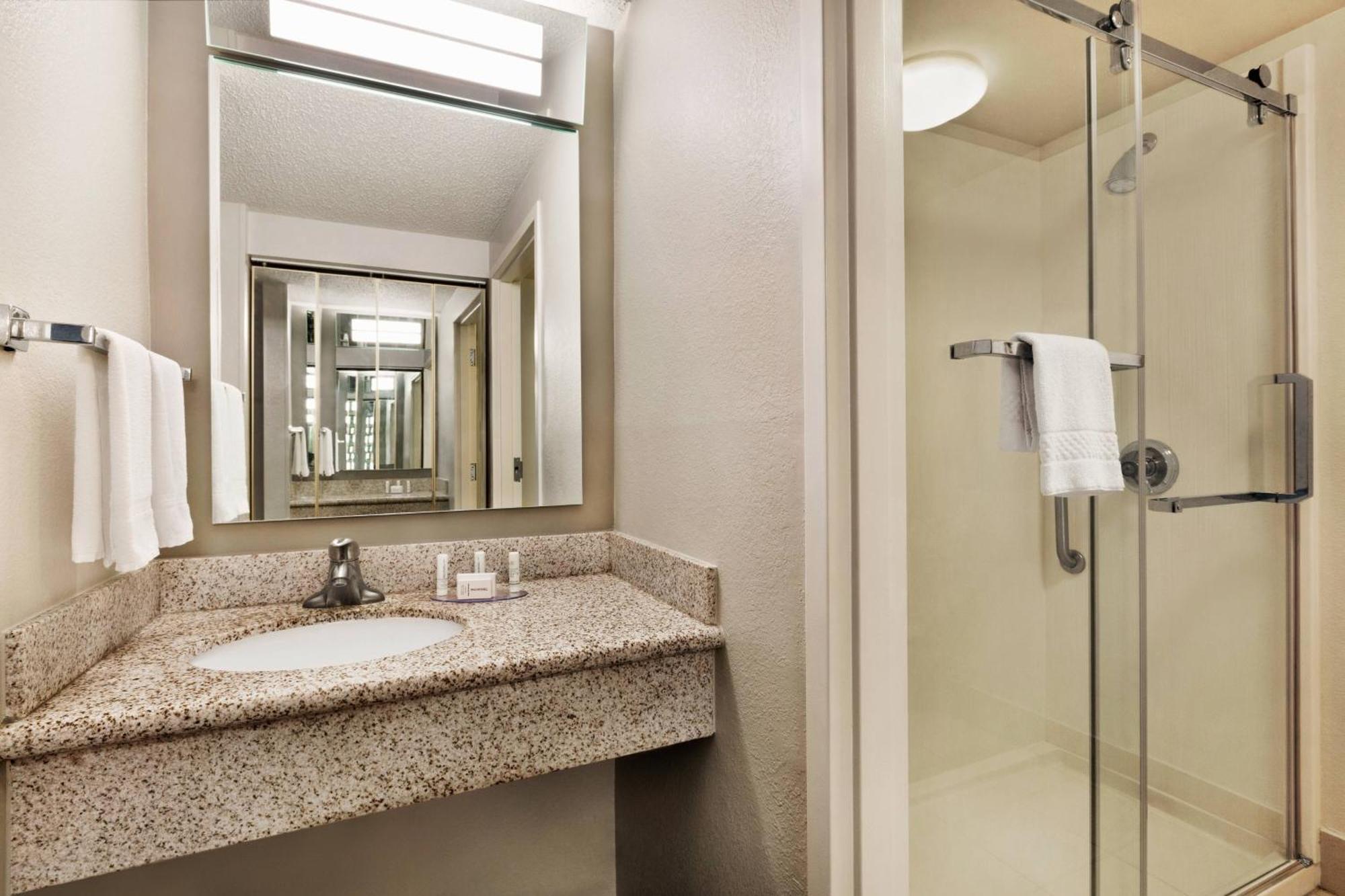 Courtyard By Marriott Tulsa Central Exterior foto